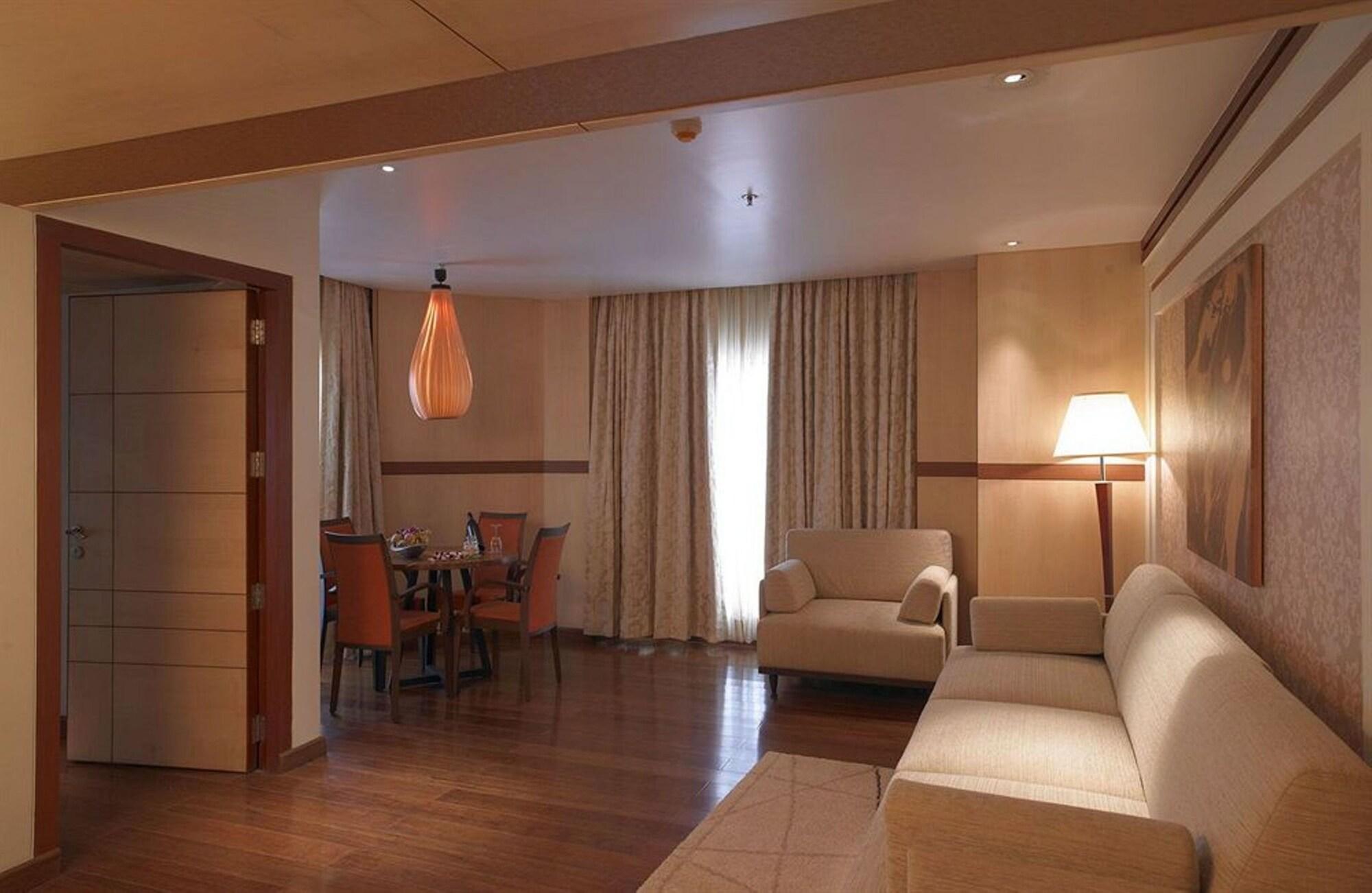 รอยัล ออร์คิด เซ็นทรัล กีรีติ Hotel ฮัมปี ภายนอก รูปภาพ